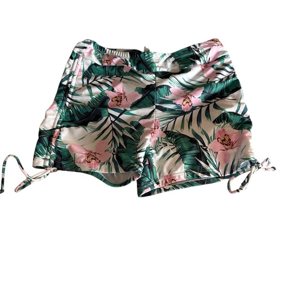 Green Tank Top and Floral Shorts Set - Picture 4 of 6